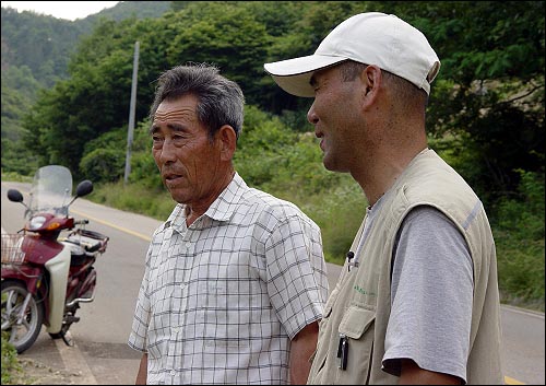 고추 농사를 짓고 있는 마을 어른에게 친환경 인증에 필요한 사항을 설명하고 있는 곽중근 간사(오른쪽). 